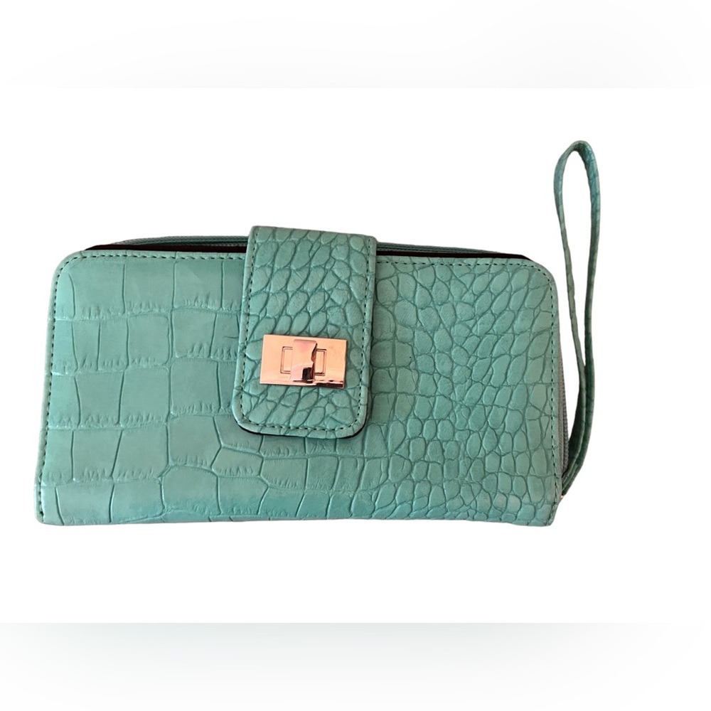Alligator print zip around green wallet/clutch.